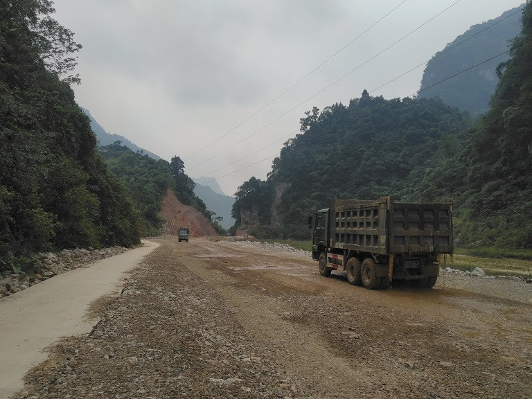 Bất chấp luật pháp, Công ty Thăng Long cho bạt ngọn núi thiêng khu vực đập Xuyên Sơn - cửa ngõ dẫn vào thôn Khắc Kiệm để thuận tiện cho xe tải hạng nặng tẩu tán đất đá thải trước đó đã "gửi thải vào rừng đặc dụng" để san lấp phần diện tích đất vừa cưỡng chế