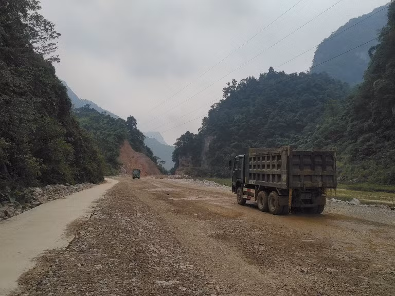 Bất chấp luật pháp, Công ty Thăng Long cho bạt ngọn núi thiêng khu vực đập Xuyên Sơn - cửa ngõ dẫn vào thôn Khắc Kiệm để thuận tiện cho xe tải hạng nặng tẩu tán đất đá thải trước đó đã "gửi thải vào rừng đặc dụng" để san lấp phần diện tích đất vừa cưỡng chế