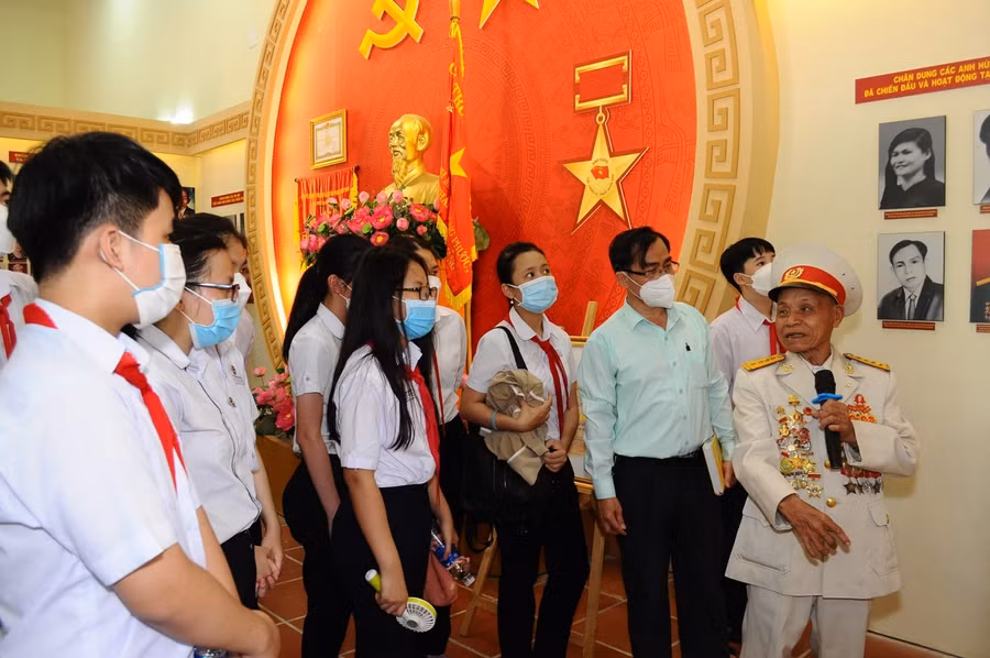 Hoạt động Về nguồn và Lễ kết nạp Đoàn viên tại địa chỉ đỏ của Trường THCS Lương Thế Vinh.