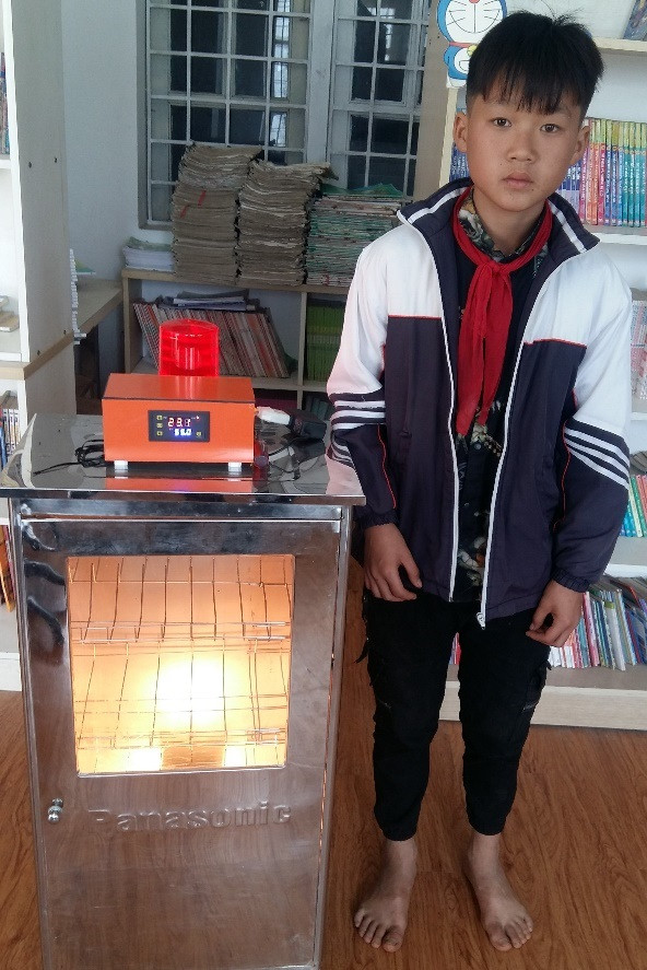 Em Lý A Sùng - Trường PTDTBT Tiểu học & THCS Hầu Thào và sản phẩm “Máy sấy đũa tự động ứng dụng điều khiển qua điện thoại thông minh cho trường học bán trú”. Ảnh NTCC Em Lý A Sùng - Trường PTDTBT Tiểu học & THCS Hầu Thào và sản phẩm “Máy sấy đũa tự động ứng dụng điều khiển qua điện thoại thông minh cho trường học bán trú”. Ảnh NTCC