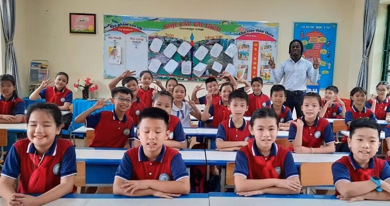 Tiết học Tiếng Anh với giáo viên người nước ngoài tại Trường Tiểu học số 1 Phố Ràng. Ảnh: NTCC