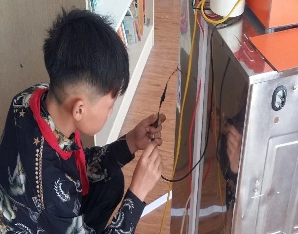 Lý A Sùng lắp ráp sản phẩm. Ảnh: NTCC