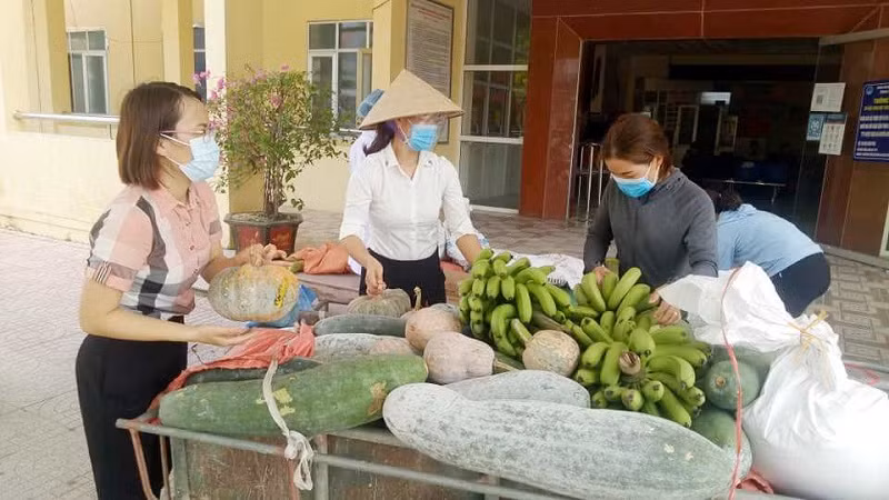 Nhu yếu phẩm các đoàn gửi đến khu cách ly.