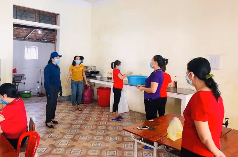 Bếp ăn tại khu cách ly Trường MN 1 Tân Lâm Hương.