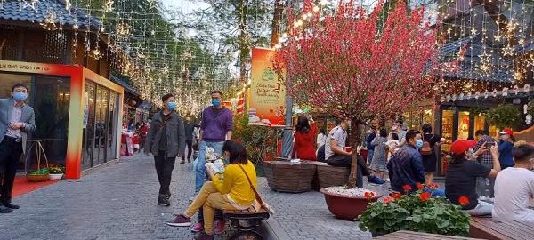 Người dân thực hiện nghiêm túc việc đeo khẩu trang khi tới Phố sách