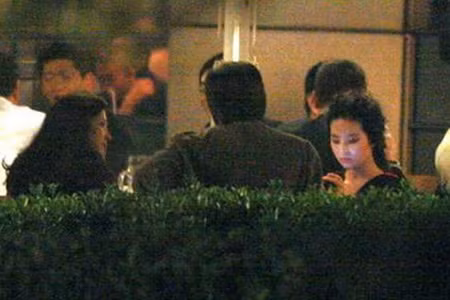 Loạt sao nữ hàng đầu Cbiz bị khui ảnh quá khứ hầu rượu, tiếp khách - Ảnh 2