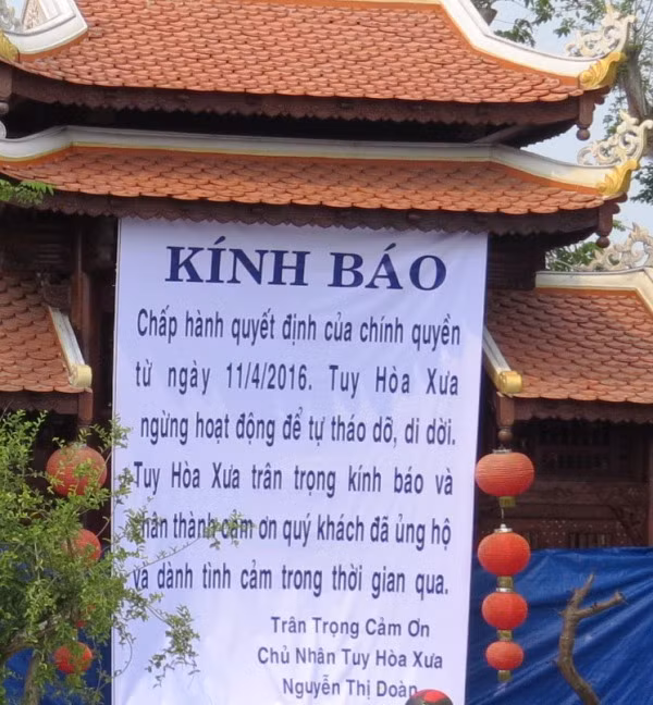  Nhà hàng Tuy Hòa Xưa treo biển thông báo ngừng hoạt động để tự tháo dỡ nhưng bật nhạc tấu dân ca não lòng. 