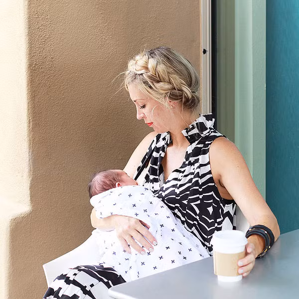 Đây là những việc mẹ bỉm sữa có thể làm “một công đôi việc” khi đang cho con bú