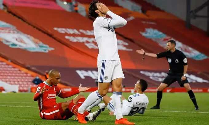 Tân binh Leeds thi đấu quật cường trước nhà đương kim vô địch Liverpool.