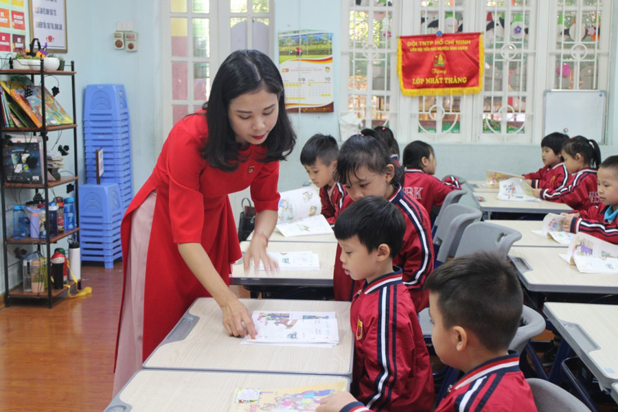 Cô Phạm Thị Bích Ngọc say sưa với học trò. Ảnh: An Nhiên Cô Phạm Thị Bích Ngọc say sưa với học trò. Ảnh: An Nhiên