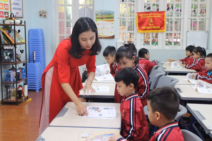 Cô Phạm Thị Bích Ngọc say sưa với học trò. Ảnh: An Nhiên