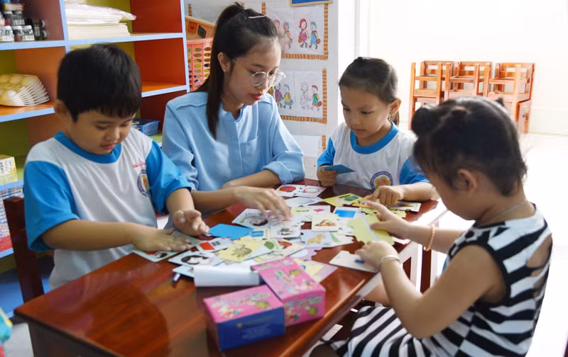 Các trường mầm non tư thục và nhóm trẻ gia đình đã và đang chia sẻ gánh nặng rất lớn về nuôi dạy trẻ cho con em công nhân, người lao động ở các khu công nghiệp này. Ảnh minh họa/ INT