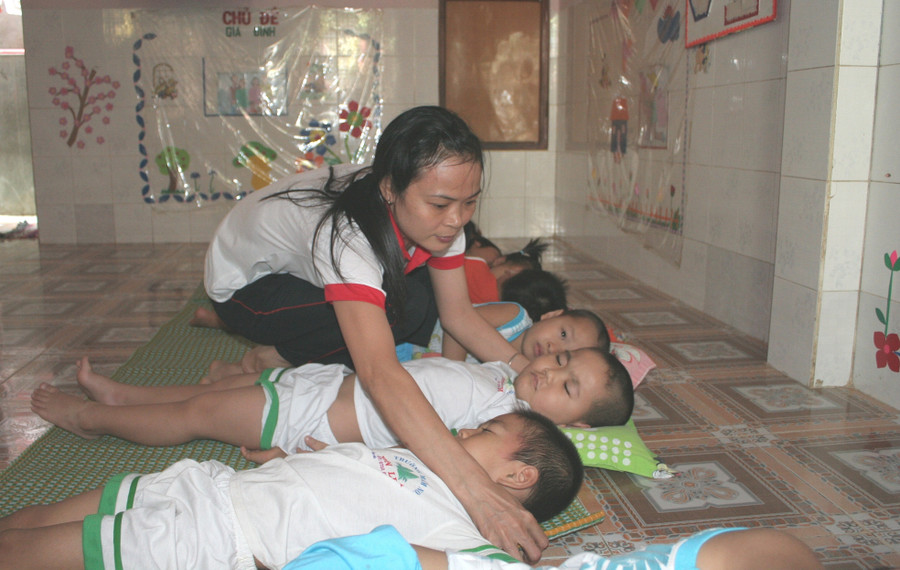 Trẻ nghỉ trưa tại nhóm trẻ độc lập ở KCN Trà Nóc (quận Bình Thủy, TP Cần Thơ). Ảnh: Q. Ngữ. Trẻ nghỉ trưa tại nhóm trẻ độc lập ở KCN Trà Nóc (quận Bình Thủy, TP Cần Thơ). Ảnh: Q. Ngữ.