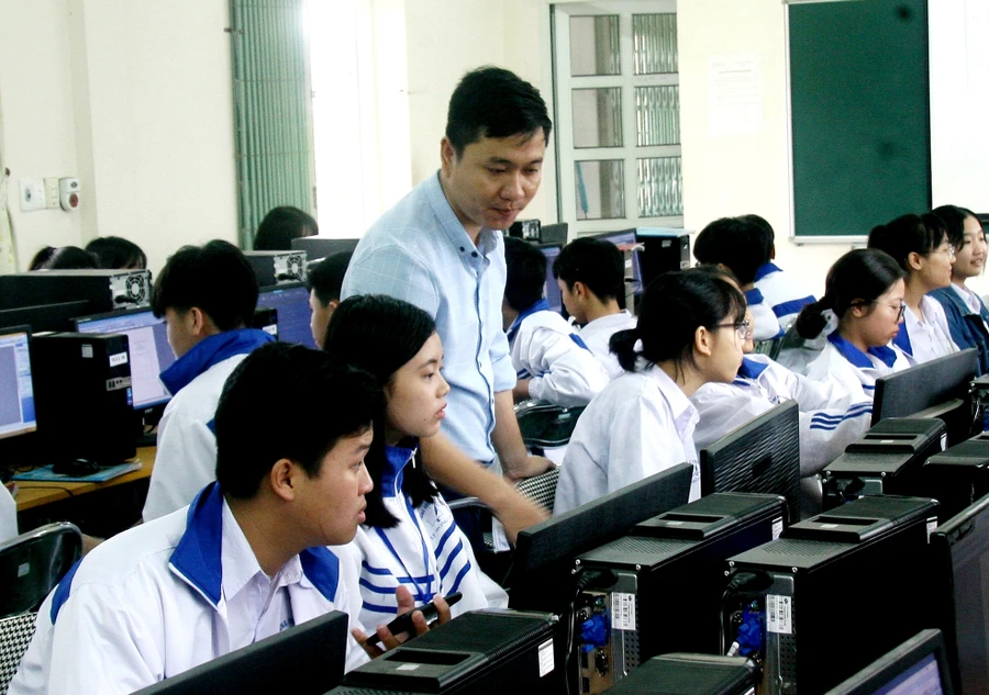 Giờ thực hành tin học của thầy Bùi Tiến Lương 