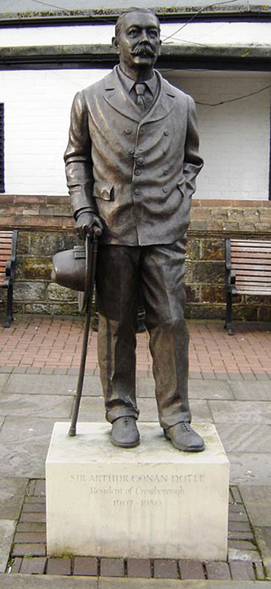 Tượng đồng toàn thân bác sĩ, nhà văn Athur Conan Doyle (1859 - 1939) tại Crowborough, East Sussex, Anh. Ảnh: Soerfm Tượng đồng toàn thân bác sĩ, nhà văn Athur Conan Doyle (1859 - 1939) tại Crowborough, East Sussex, Anh. Ảnh: Soerfm