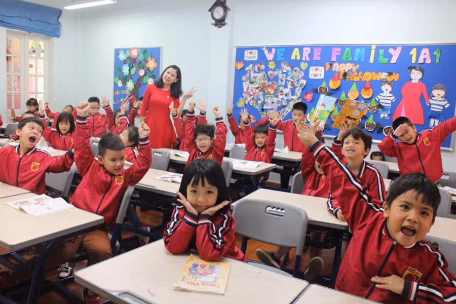 Học sinh cởi mở khi được giáo viên gần gũi, yêu thương. Ảnh: An Nhiên