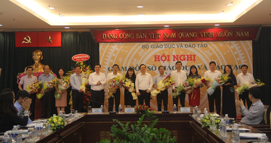 Tặng hoa chúc mừng các tân Giám đốc, Phó Giám đốc phụ trách Sở GD&ĐT các tỉnh