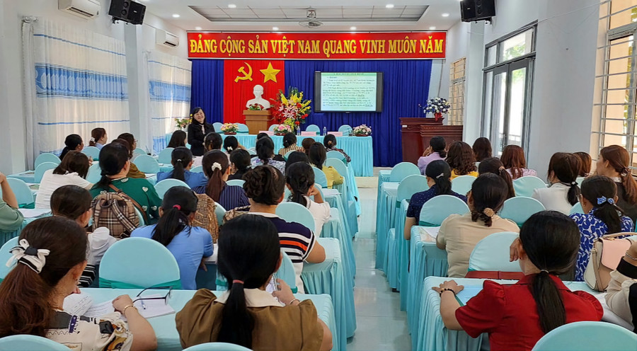 Cán bộ quản lý và giáo viên mầm non tham dự tập huấn. Cán bộ quản lý và giáo viên mầm non tham dự tập huấn.