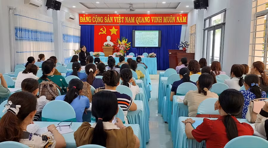 Cán bộ quản lý và giáo viên mầm non tham dự tập huấn. Cán bộ quản lý và giáo viên mầm non tham dự tập huấn.