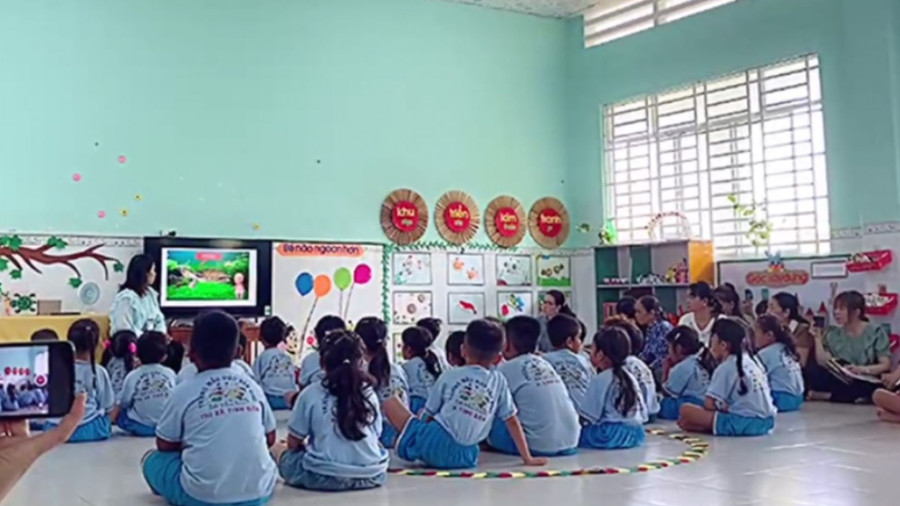 Giáo viên dự các tiết hoạt động thực hành nội dung tập huấn. Giáo viên dự các tiết hoạt động thực hành nội dung tập huấn.