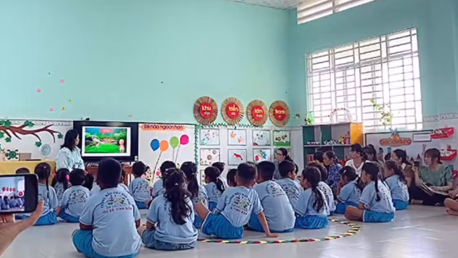 Giáo viên dự các tiết hoạt động thực hành nội dung tập huấn. Giáo viên dự các tiết hoạt động thực hành nội dung tập huấn.