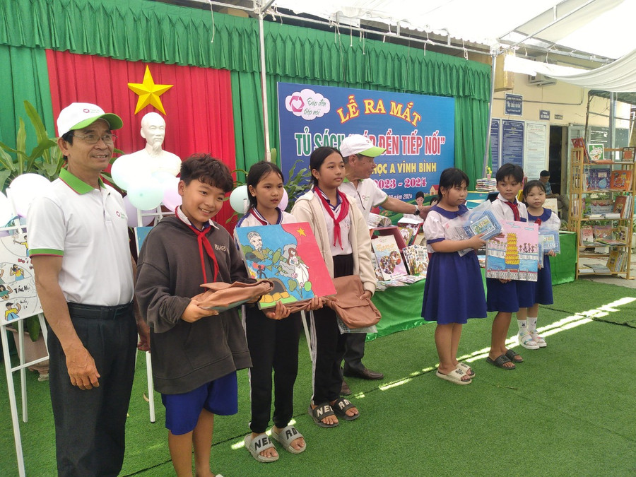 Cùng đó, các em học sinh còn được tham gia trò chơi đố vui có thưởng.