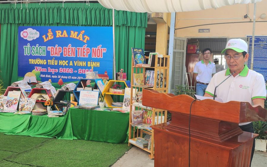 Lễ trao tặng tủ sách "Đáp đền tiếp nối" cho các trường tiểu học huyện Châu Thành (An Giang).