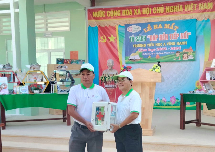 Ngoài tặng tủ sách, Chương trình còn trao tặng tủ sách cho y tế học đường.