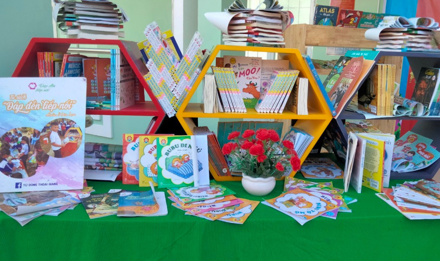 Không gian trưng bày sách tại thư viện trường học.