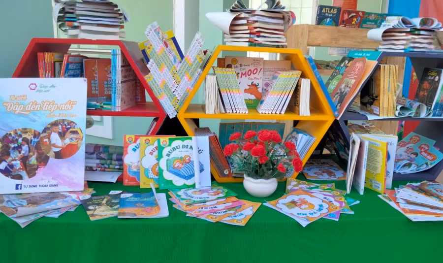 Không gian trưng bày sách tại thư viện trường học.