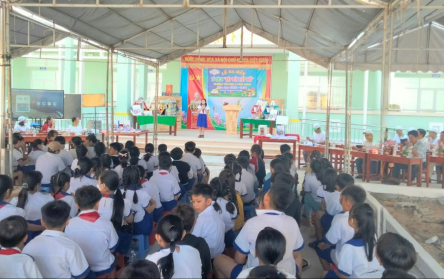 Đại biểu và học sinh tham dự buổi lễ.