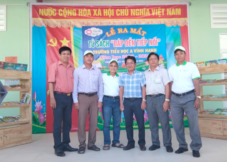 Trao tặng tủ sách ‘Đáp đền tiếp nối’ cho các trường tiểu học ảnh 4