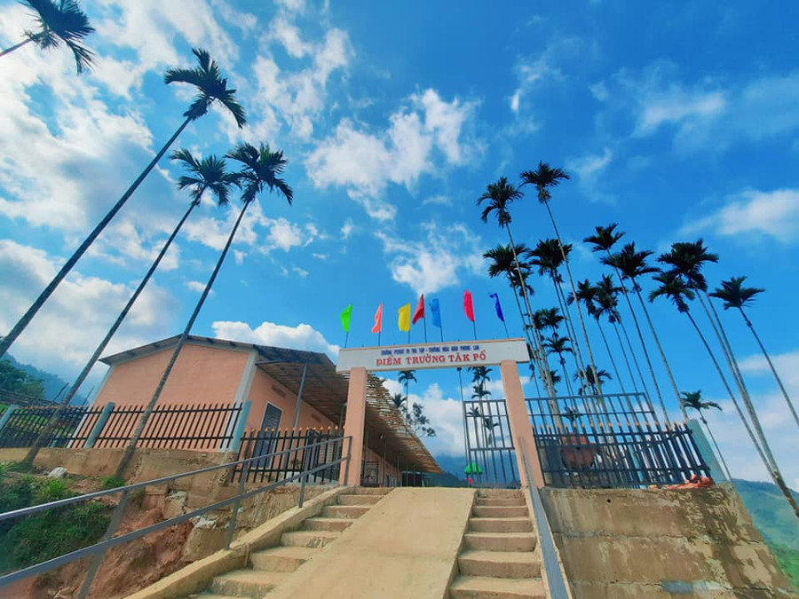 Dù được xây dựng kiên cố, hiện đại, nhưng những cây cau gắn liền với ngôi trường cũ vẫn được giữ lại.