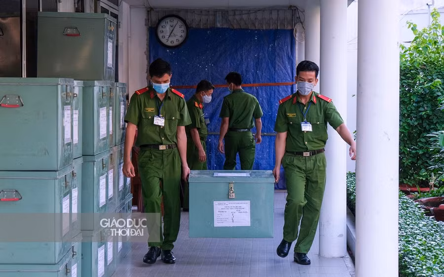 Lực lượng Công an vận chuyển thùng chứa đề thi.