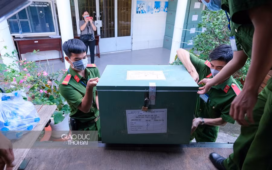 Cận cảnh áp tải đề thi bằng xe đặc chủng tại Cần Thơ ảnh 6