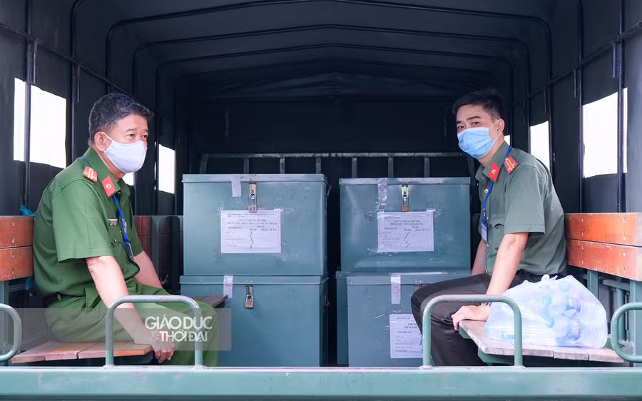 Lực lượng công an tham gia áp tải đề thi đến các điểm thi.