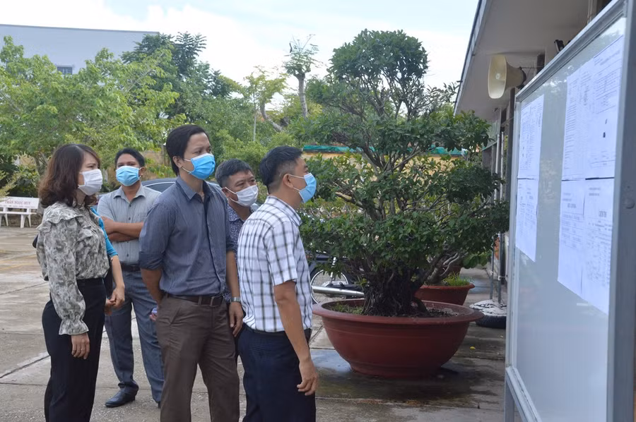 Cán bộ coi thi đến làm nhiệm vụ ở điểm thi THPT Mỹ Xuyên sáng 6/7.