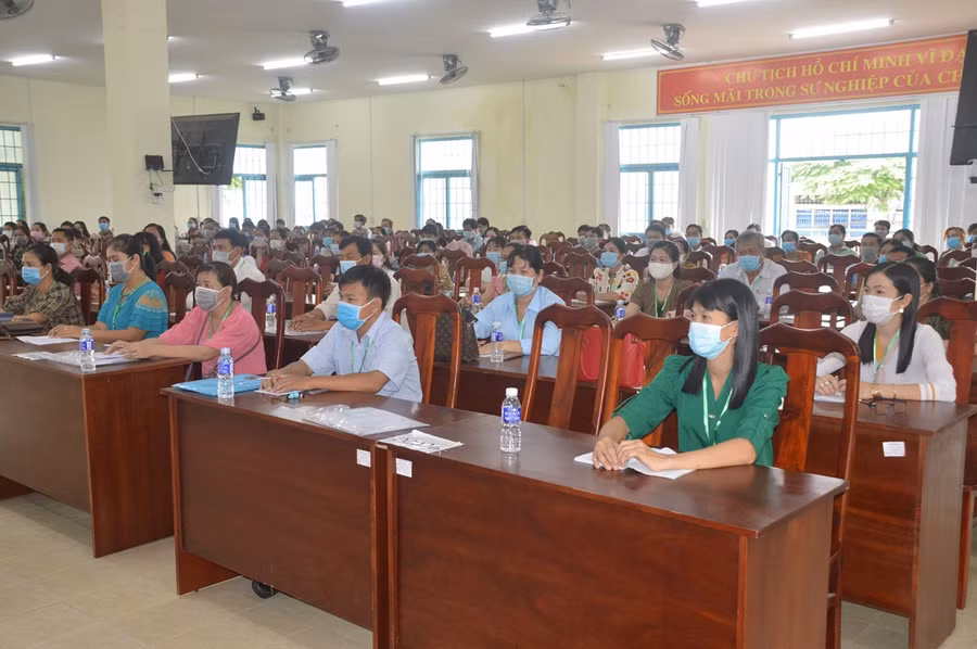 Cán bộ coi thi tại điểm thi THPT Hoàng Diệu, TP Sóc Trăng họp chuẩn bị công tác thi.