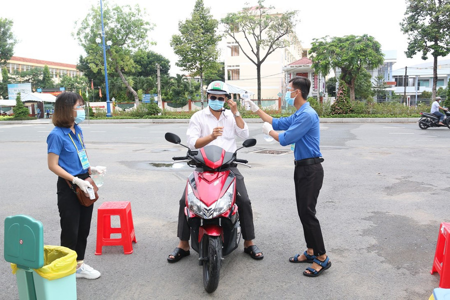 Đo thân nhiệt cán bộ làm công tác thi trước khi vào khu vực thi. Đo thân nhiệt cán bộ làm công tác thi trước khi vào khu vực thi.