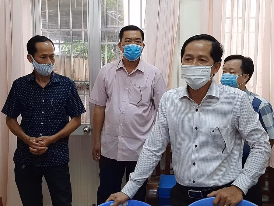 Phó Giám đốc Sở GD&amp;ĐT Cà Mau Tạ Thanh Vũ kiểm tra công tác chuẩn bị kỳ thi.