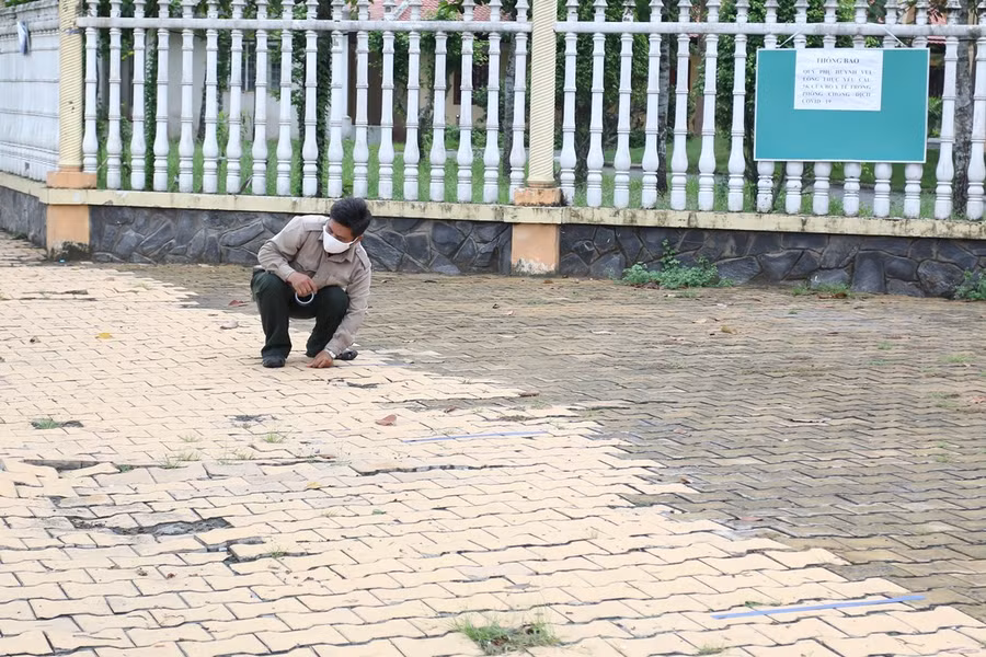 Kẻ vạch giãn cách trước điểm thi.