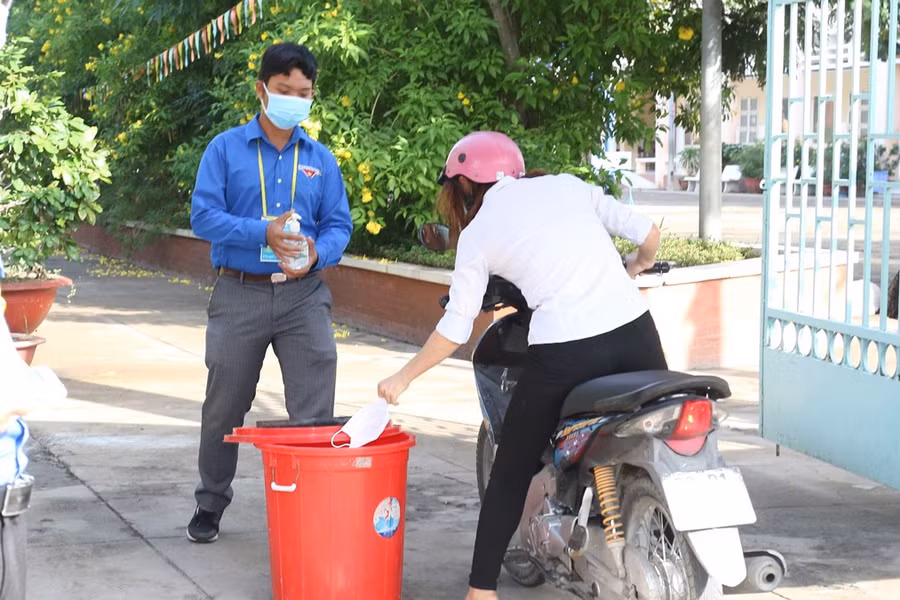 Thay khẩu trang mới khi vào điểm thi.