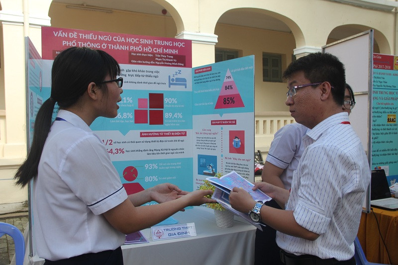 Học sinh Trường THPT Gia Định đang giới thiệu về đề tài của mình cho ban giám khảo