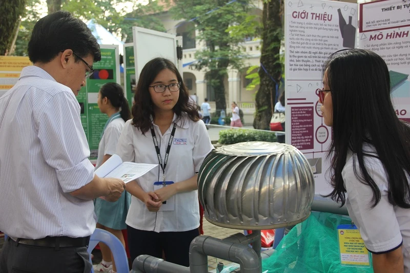 Học sinh đang giới thiệu về dự án Thiết bị tự động thu gom rác trên mặt nước sử dụng năng lượng gió