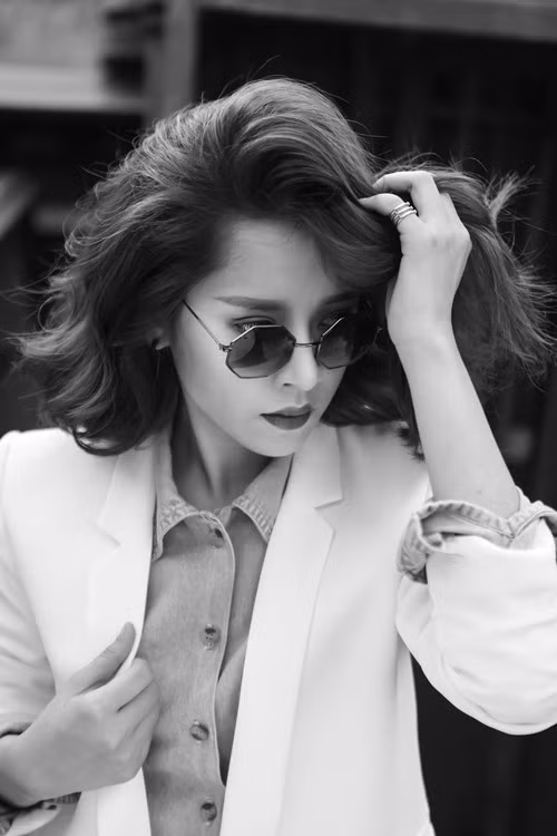 Chi Pu – Nàng tomboy nổi loạn: Nữ diễn viên – hot girl Chi Pu cũng có màn lột xác mới mẻ trong năm 2014, từ hình tượng nữ tính, dịu dàng, cô gây bất ngờ công chúng khi chọn phong cách đối lập, gắn với phong cách unisex mạnh mẽ và cá tính. Sự thay đổi ở Chi Pu bắt đầu vào đầu năm 2014, khi cô và Gil Lê trở thành “cặp đôi tin đồn” được truyền thông chú ý. 10 mỹ nhân Việt là biểu tượng thời trang nổi bật năm 2014