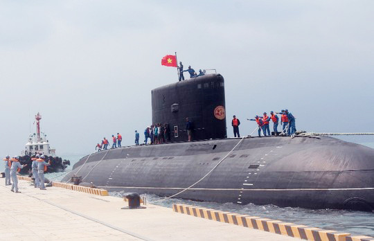 Cán bộ, thủy thủ kíp Tàu ngầm TP Hồ Chí Minh đang làm dây an toàn cho tàu tại cầu cảng