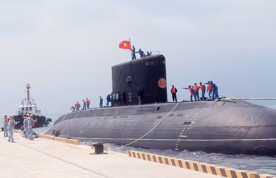 Cán bộ, thủy thủ kíp Tàu ngầm TP Hồ Chí Minh đang làm dây an toàn cho tàu tại cầu cảng