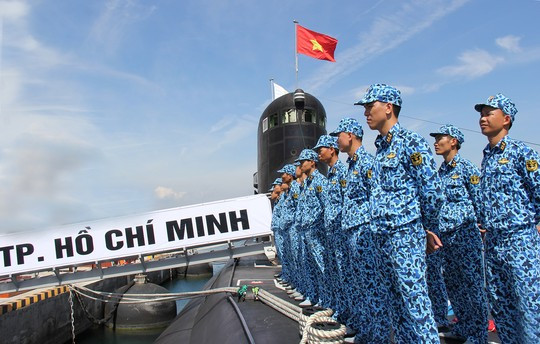 Cờ Tổ quốc tung bay trên tàu HQ-183 Thành phố Hồ Chí Minh