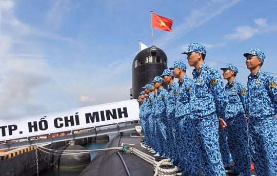 Cờ Tổ quốc tung bay trên tàu HQ-183 Thành phố Hồ Chí Minh