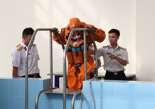 Huấn luyện thoát hiểm của thủy thủ tàu ngầm